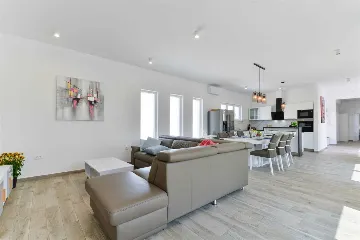 Vrsi Mulo 4-Bedroom Villa with Private Swimming Pool