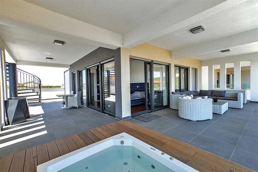 Villa with Pool, Jacuzzi & Sea View in Sukošan