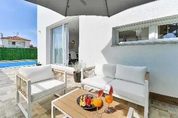 Six-Bedroom Villa for 11 Guests in Zadar