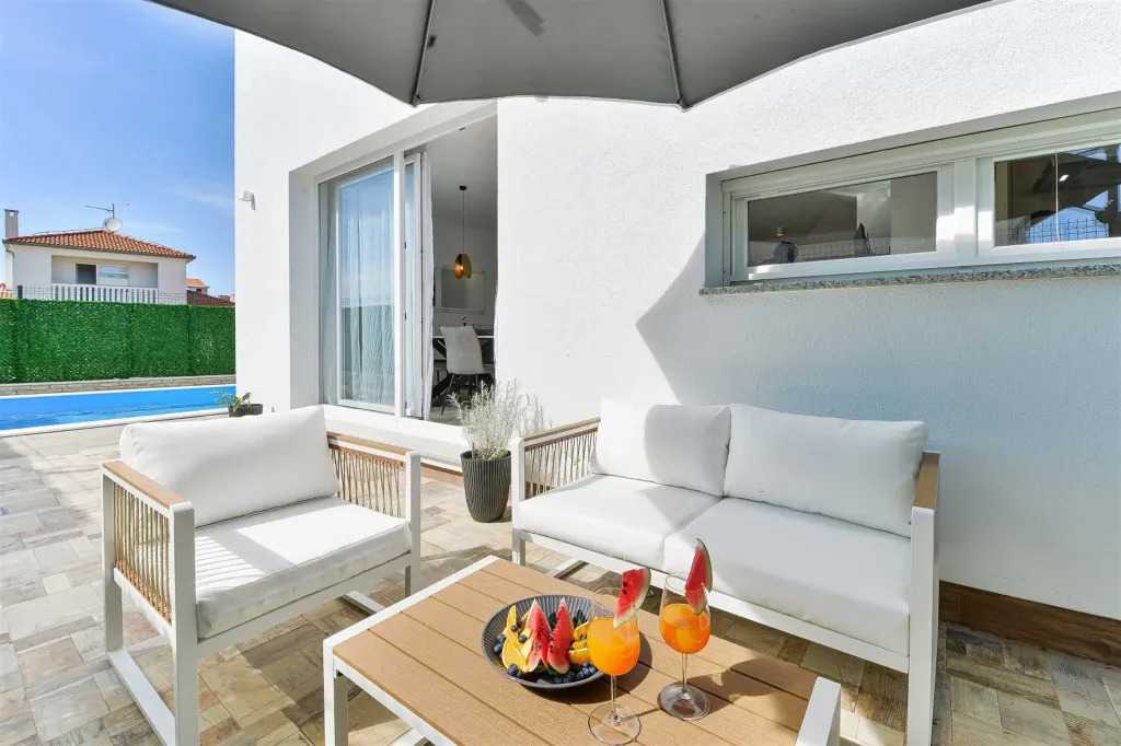 Six-Bedroom Villa for 11 Guests in Zadar