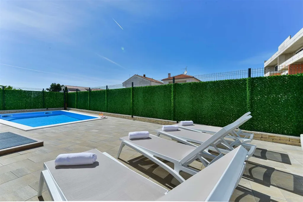Six-Bedroom Villa for 11 Guests in Zadar