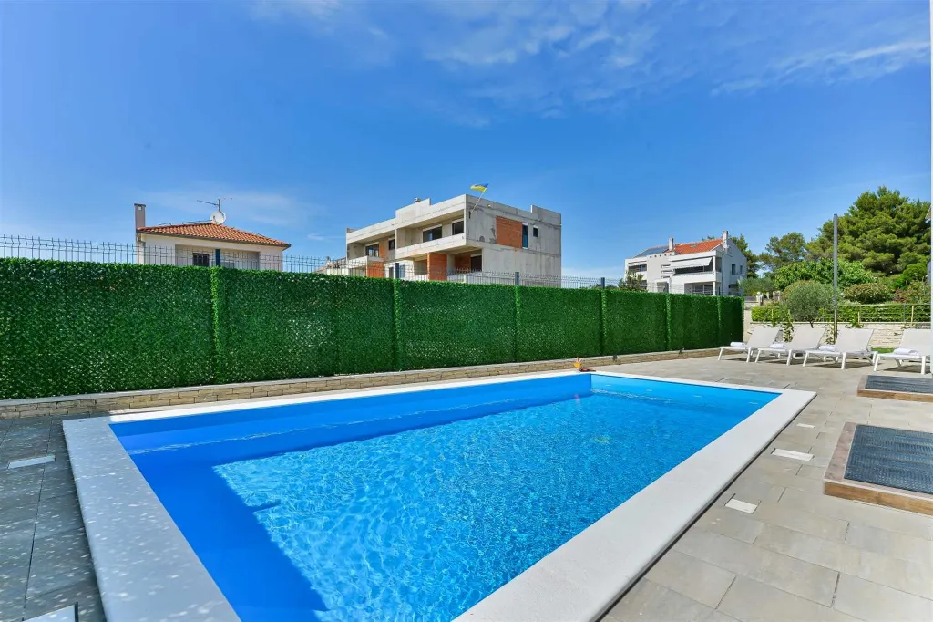 Six-Bedroom Villa for 11 Guests in Zadar
