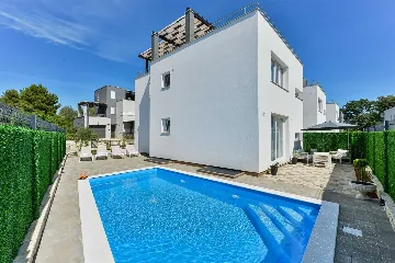 Six-Bedroom Villa for 11 Guests in Zadar