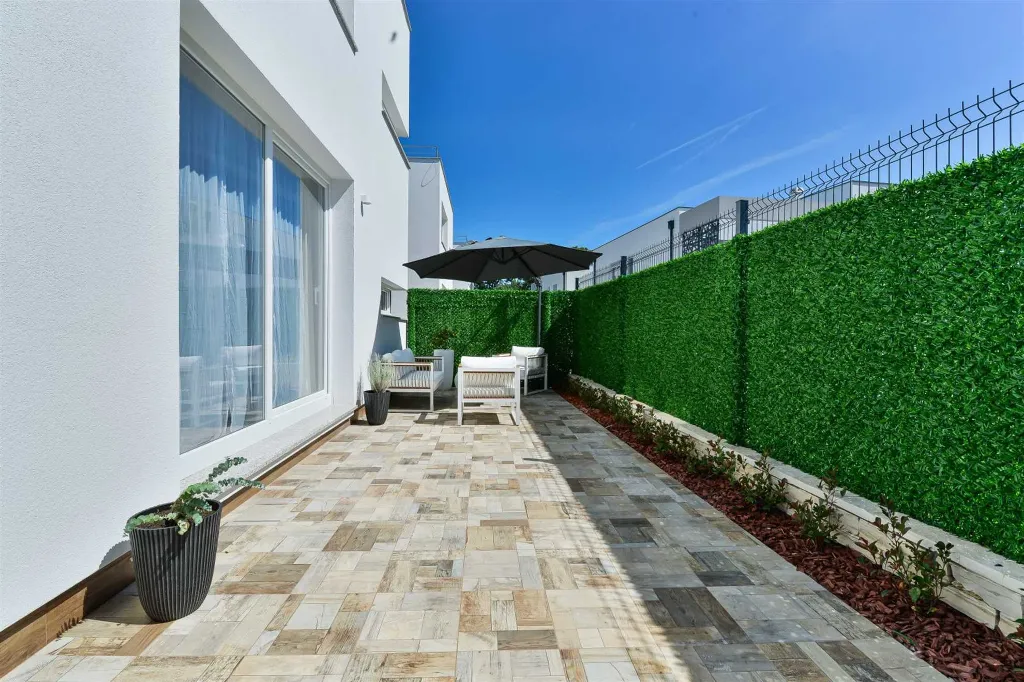 Six-Bedroom Villa for 11 Guests in Zadar