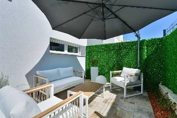 Six-Bedroom Villa for 11 Guests in Zadar