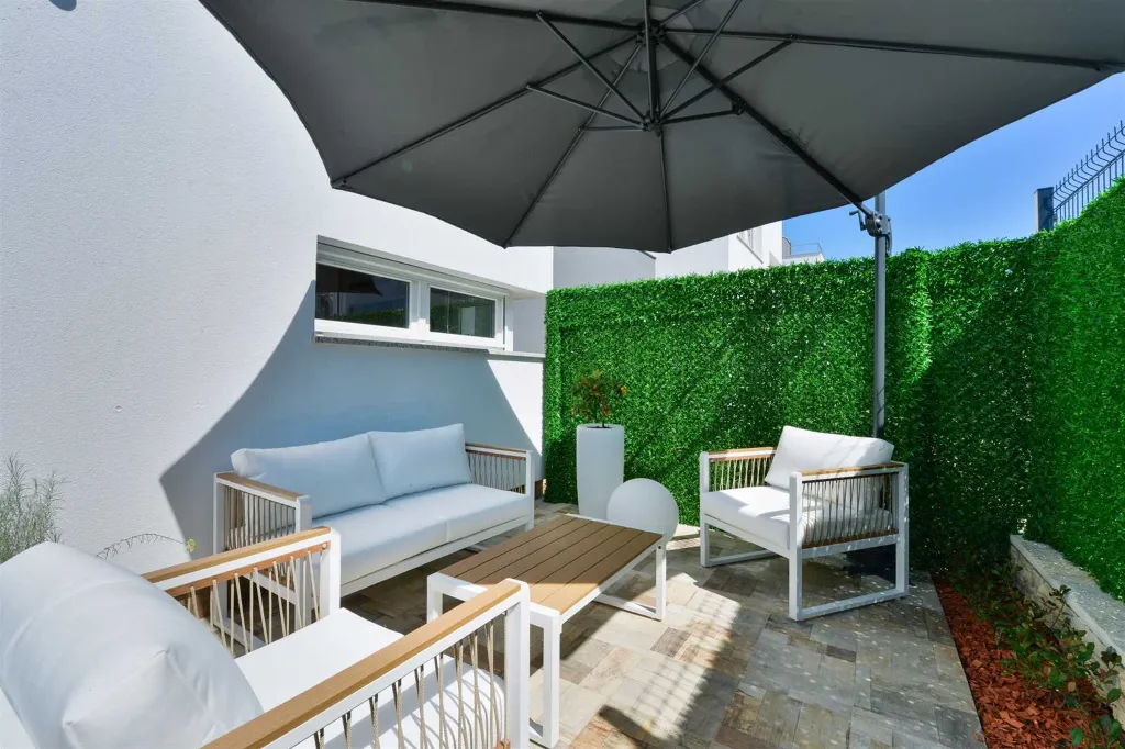 Six-Bedroom Villa for 11 Guests in Zadar
