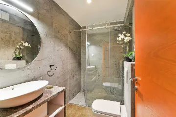 Six-Bedroom Villa for 11 Guests in Zadar