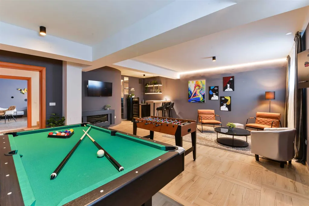 Six-Bedroom Villa for 11 Guests in Zadar