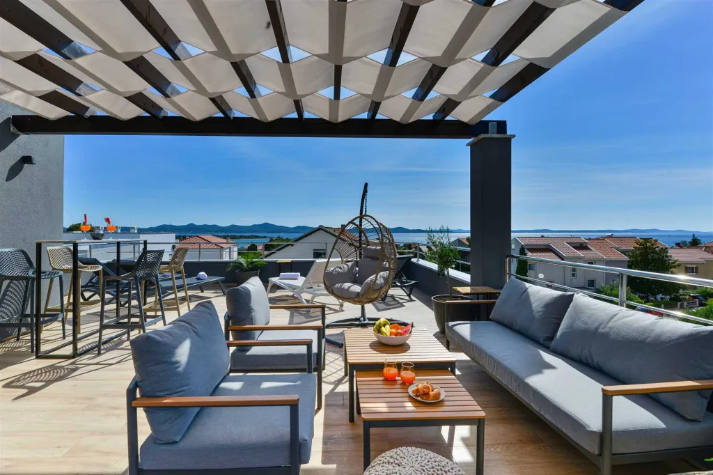 Six-Bedroom Villa for 11 Guests in Zadar