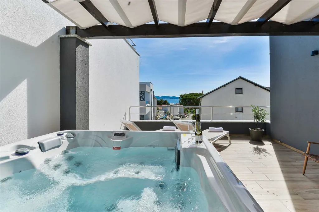 Six-Bedroom Villa for 11 Guests in Zadar