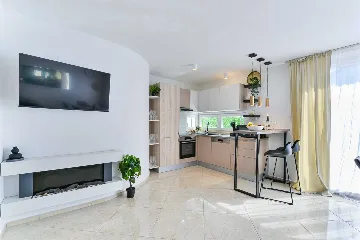 Six-Bedroom Villa for 11 Guests in Zadar