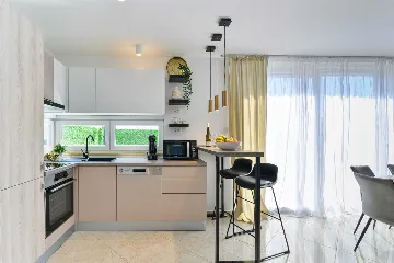 Six-Bedroom Villa for 11 Guests in Zadar