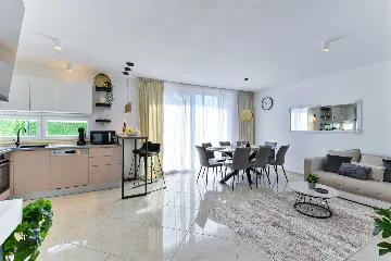 Six-Bedroom Villa for 11 Guests in Zadar