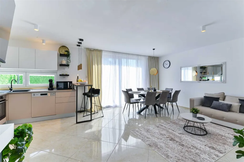 Six-Bedroom Villa for 11 Guests in Zadar