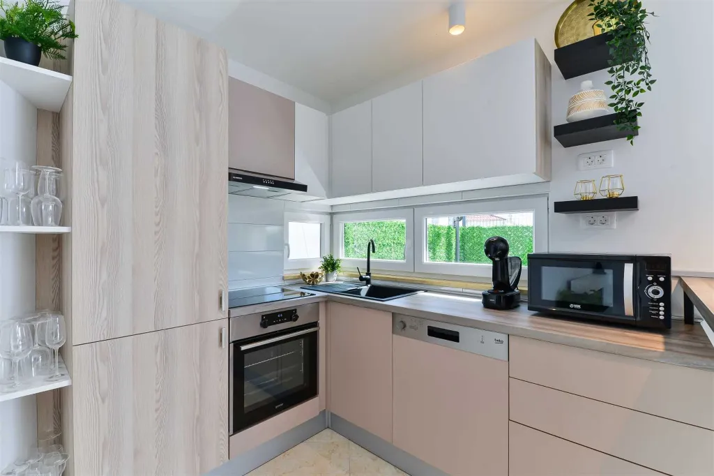 Six-Bedroom Villa for 11 Guests in Zadar