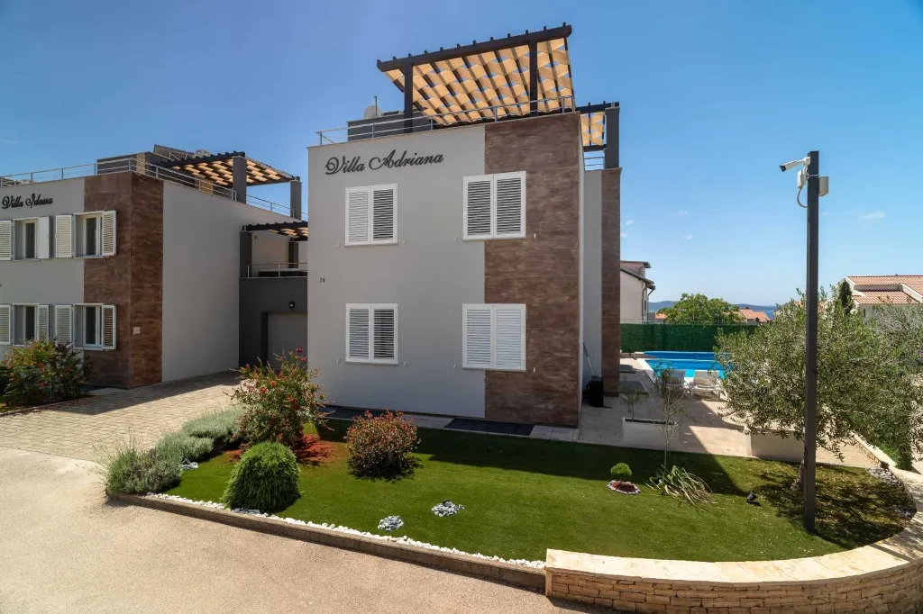 Six-Bedroom Villa for 11 Guests in Zadar