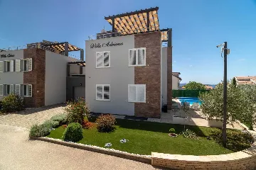 Six-Bedroom Villa for 11 Guests in Zadar