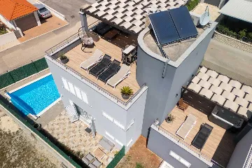Six-Bedroom Villa for 11 Guests in Zadar