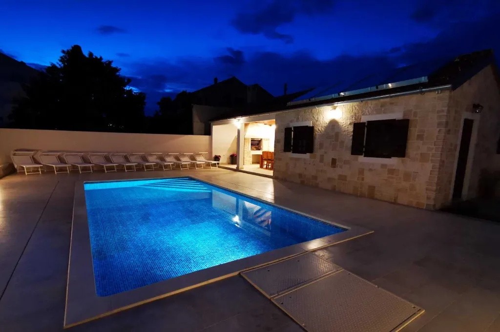 Turanj Villa for 12 with Private Pool & Sauna