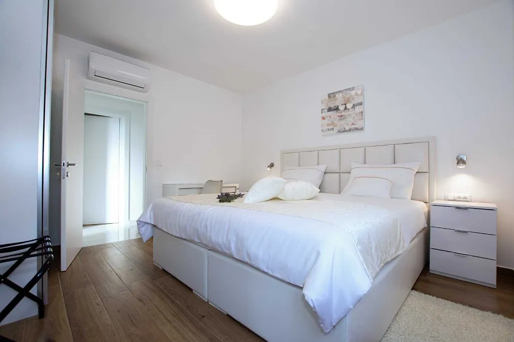 Turanj Villa for 12 with Private Pool & Sauna