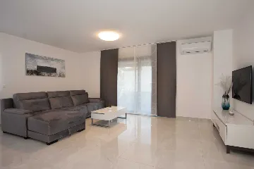 Turanj Villa for 12 with Private Pool & Sauna