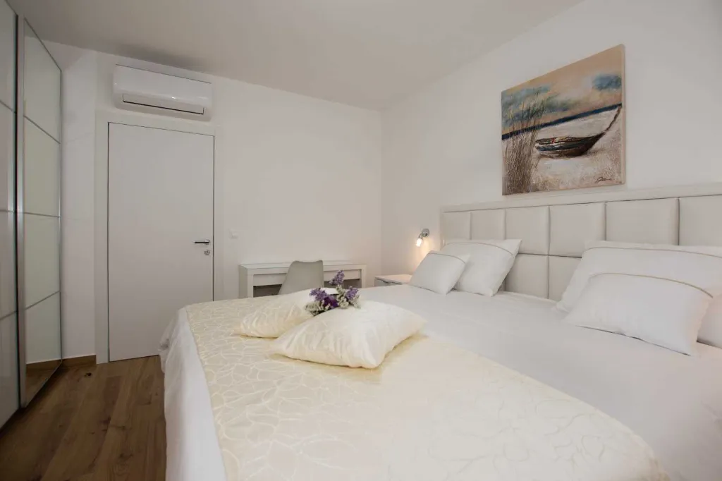Turanj Villa for 12 with Private Pool & Sauna