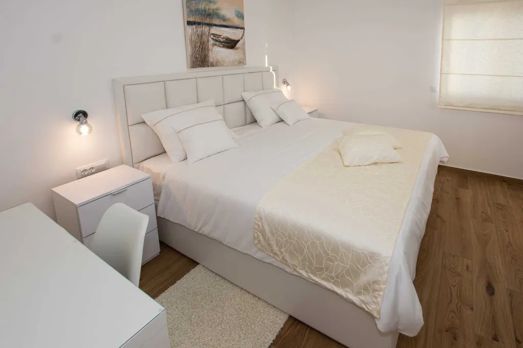 Turanj Villa for 12 with Private Pool & Sauna