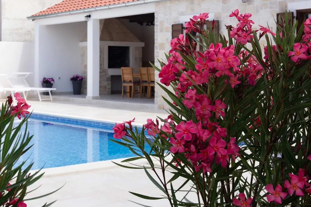 Turanj Villa for 12 with Private Pool & Sauna
