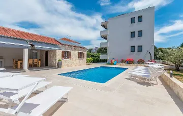 Turanj Villa for 12 with Private Pool & Sauna