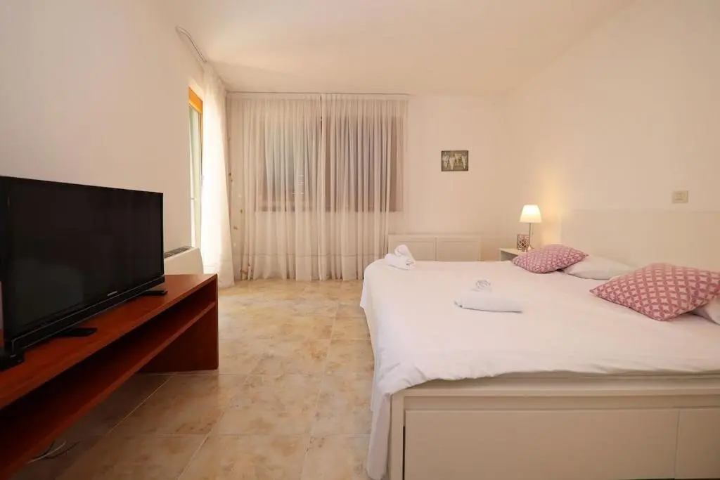 Spacious Villa in Zadar with Private Pool for 16