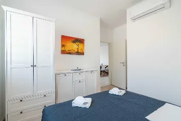 Sea-View 2-Bedroom Apartment for 5 in Pag