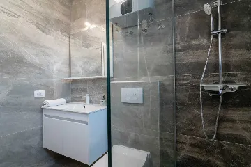 Sea-View 2-Bedroom Apartment for 5 in Pag