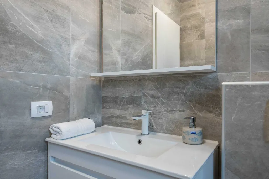 Sea-View 2-Bedroom Apartment for 5 in Pag
