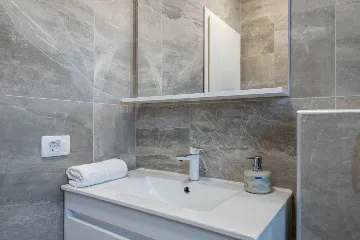 Sea-View 2-Bedroom Apartment for 5 in Pag