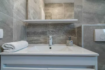 Sea-View 2-Bedroom Apartment for 5 in Pag