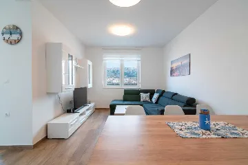 Sea-View 2-Bedroom Apartment for 5 in Pag