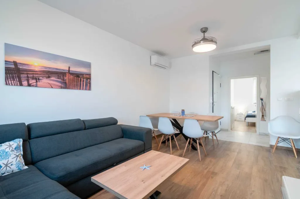 Sea-View 2-Bedroom Apartment for 5 in Pag
