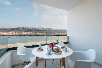 Sea-View 2-Bedroom Apartment for 5 in Pag