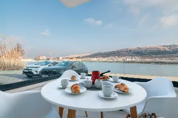 Sea-View 2-Bedroom Apartment for 5 in Pag