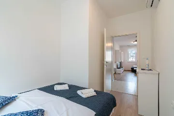 Sea-View 2-Bedroom Apartment for 5 in Pag