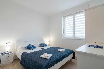 Sea-View 2-Bedroom Apartment for 5 in Pag