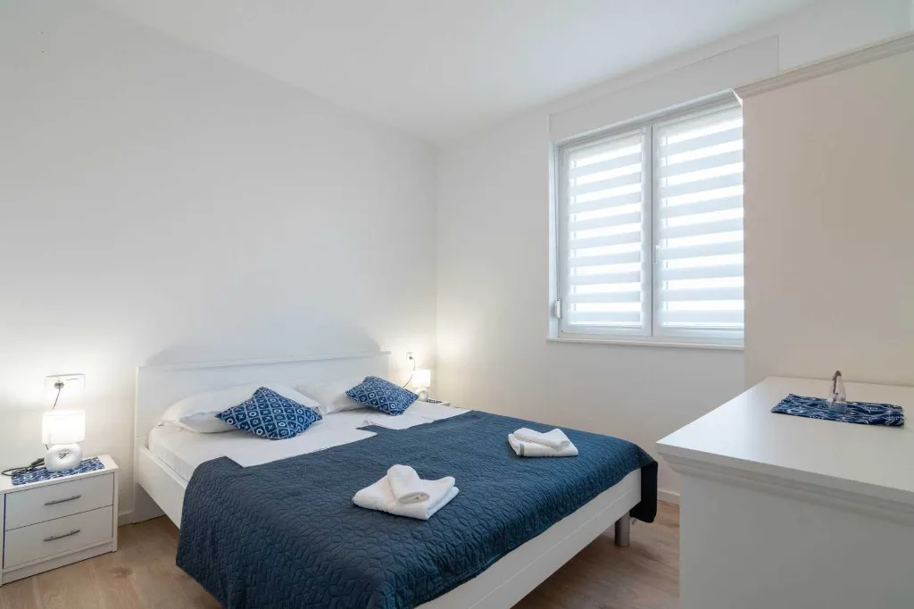 Sea-View 2-Bedroom Apartment for 5 in Pag
