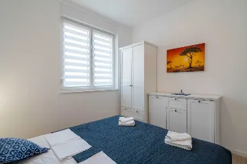 Sea-View 2-Bedroom Apartment for 5 in Pag