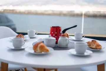 Sea-View 2-Bedroom Apartment for 5 in Pag