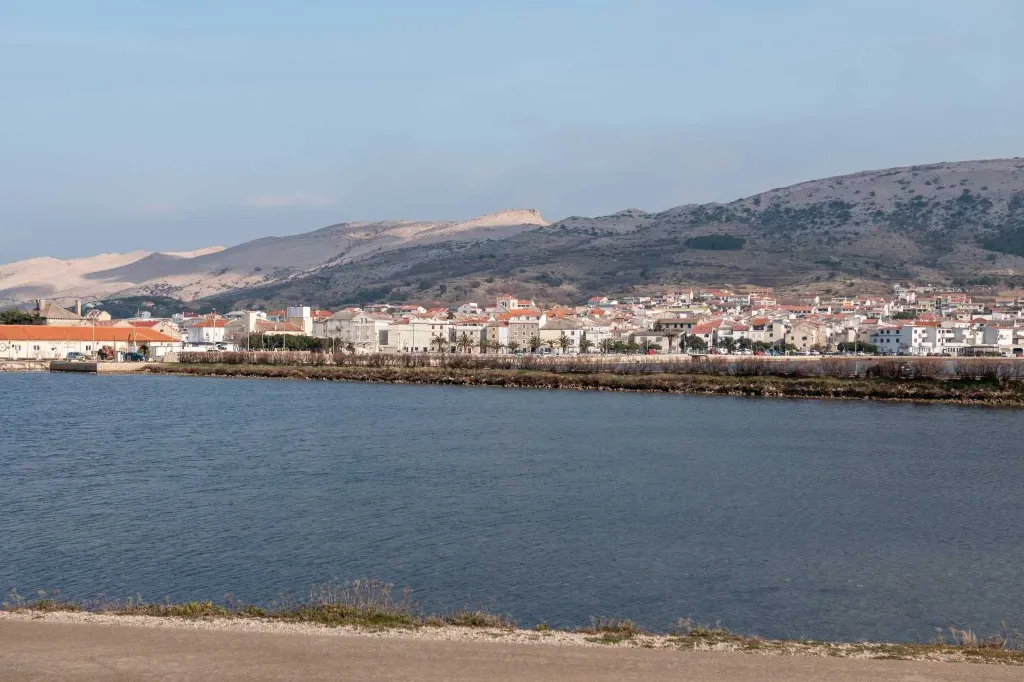 Sea-View 2-Bedroom Apartment for 5 in Pag