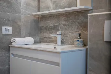 Sea-View 2-Bedroom Apartment for 5 in Pag