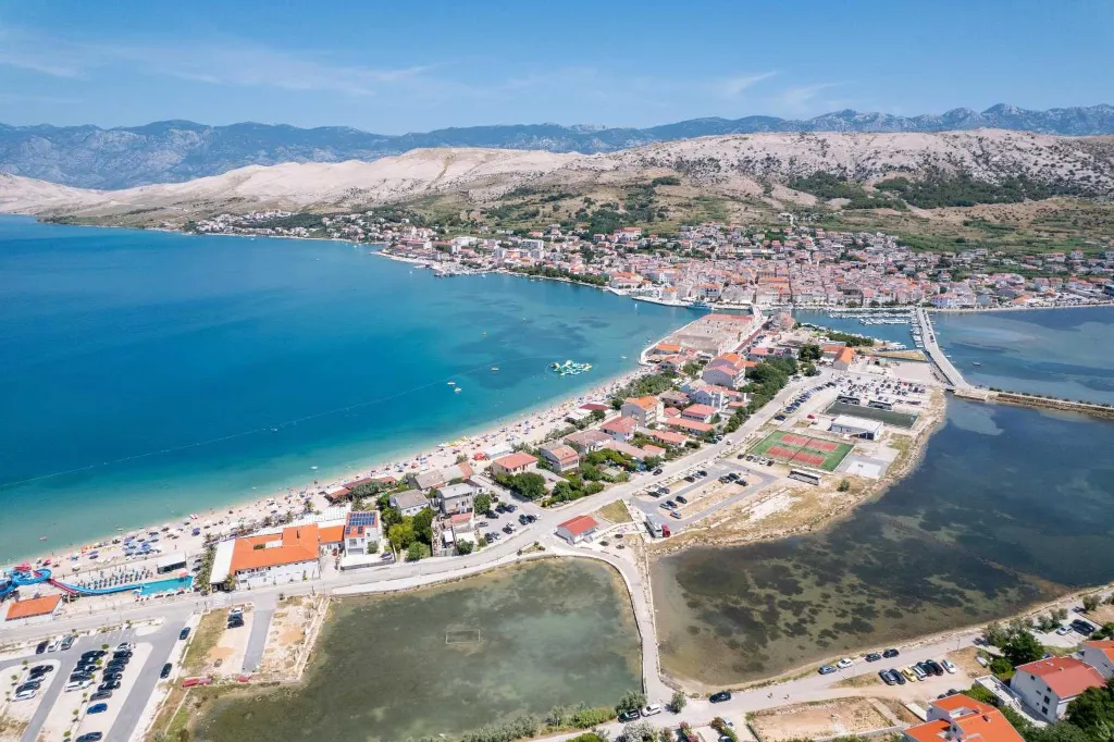 Sea-View 2-Bedroom Apartment for 5 in Pag
