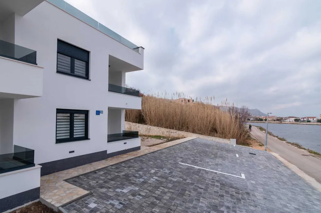 Sea-View 2-Bedroom Apartment for 5 in Pag