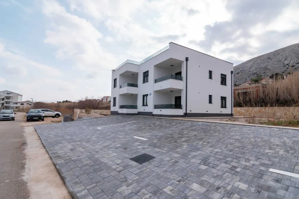 Sea-View 2-Bedroom Apartment for 5 in Pag