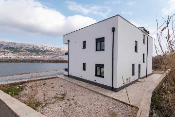 Sea-View 2-Bedroom Apartment for 5 in Pag